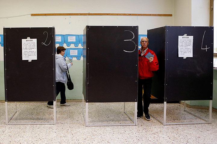 Elections: A woman and a man hold their ballots at a polling station in Cvitavecchia