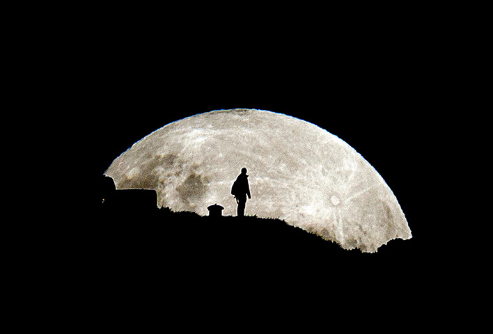 Supermoon: Supermoon, Mt Eden, Auckland, New Zealand - 06 May 2012