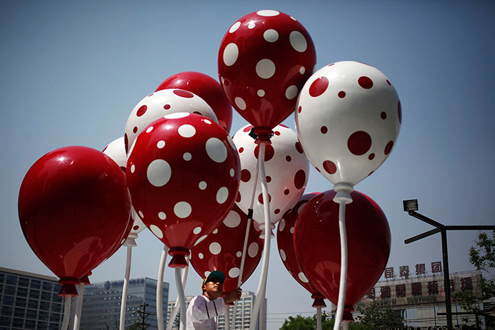 24 hours in pictures: A Chinese worker cleans balloon sculptures
