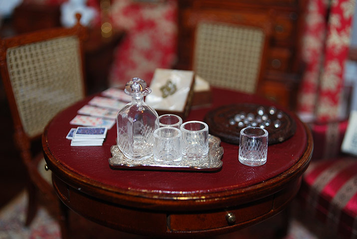 Dolls' houses: Whisky decanter and glasses