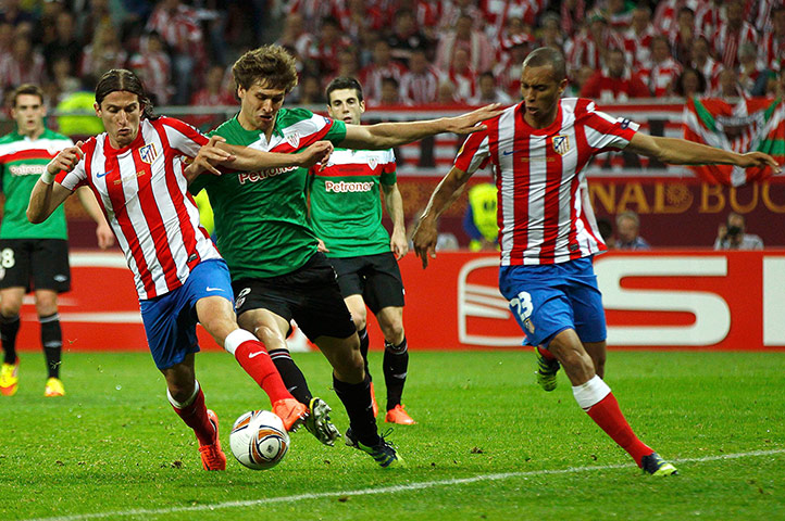Final Europa League: Atletico Madrid's Luis and Miranda with Athletic Bilbao's Llorente 