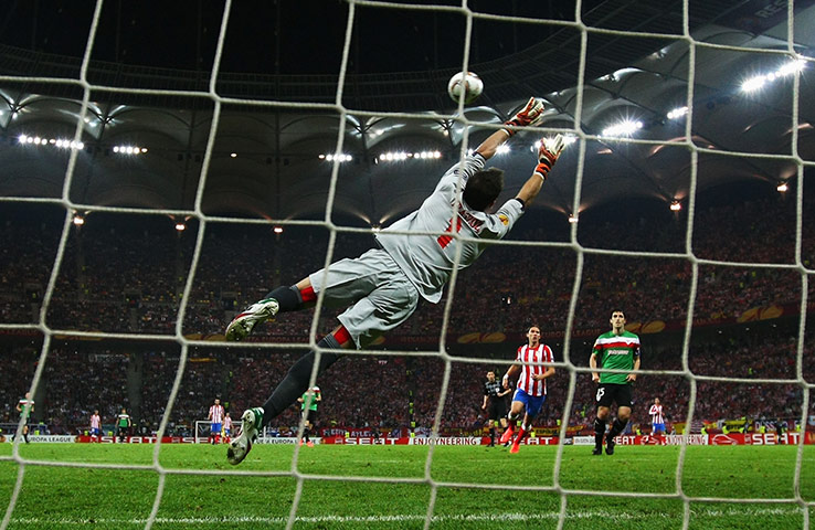 Final Europa League: Bilbao keeper Bilbao keeper Gorka Iraizoz is beaten by Falcao's shot