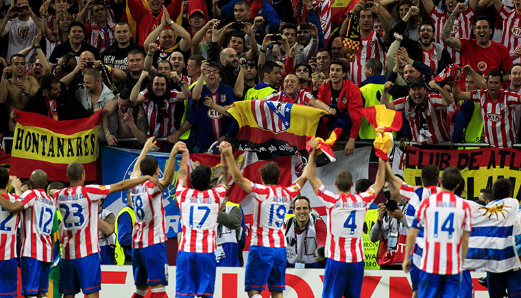 Final Europa League: adrid team and they rose to the occasion whereas the talented Basque side seemed to freeze on the night.  The victorious team celebrate with their fans Atletico Madrid's team players celebrate with fans 