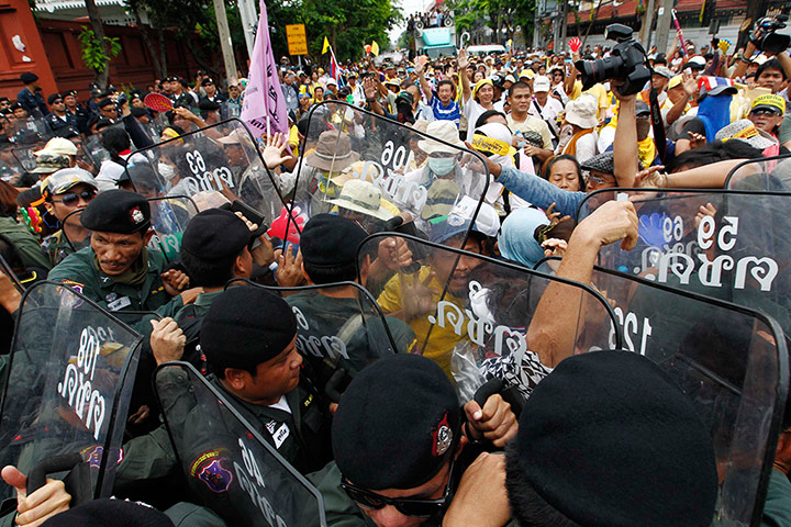 Picture desk live: Policemen clash with yellow shirt protestors near the parliament in Bangkok