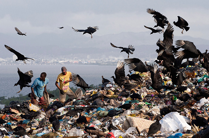24 hours in pictures: People collect recyclable materials in Jardim Gramacho