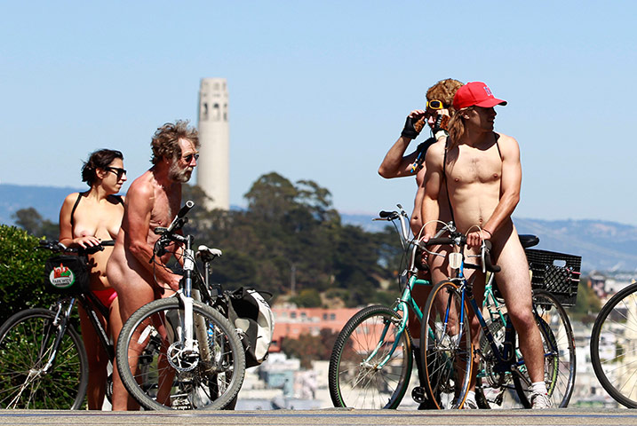 Nude Cyclists: California, US: Naked cyclists take a break on Lombard Street