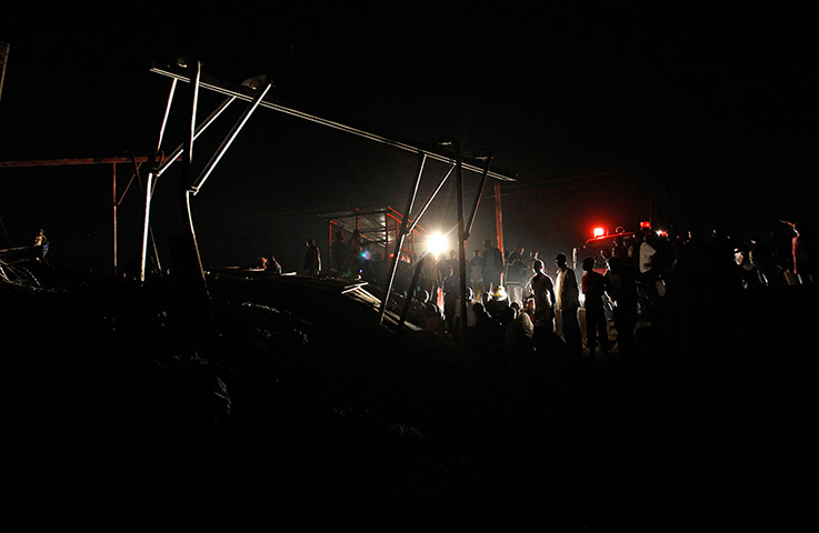 24 hours: Nairobi, Kenya: Search and rescue personnel work through the rubble 