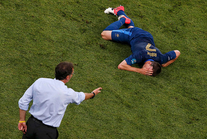 Eng v Fr: France's coach Blanc speaks to Ribery 