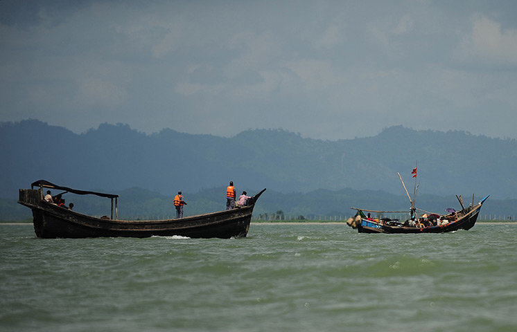 Burma violence: Bangladesh border guards push back Rohingya Muslims on the Naf river