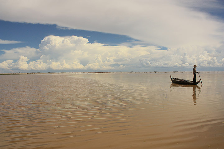 Your Pictures: Your Pictures: A lonely cruise by an inhabitant of Lake Tonle Sap,Cambodia