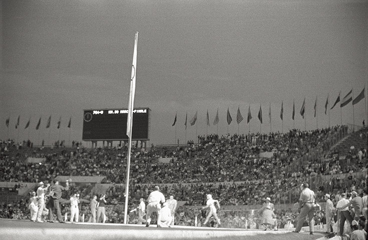 50 moments: Don Thompson Arriving In The Olympic Stadium