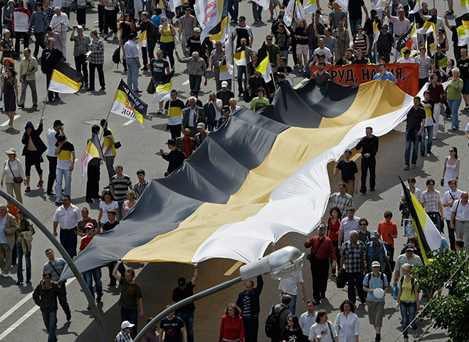 Moscow protests: Demonstrators carry Russian Imperial flag 