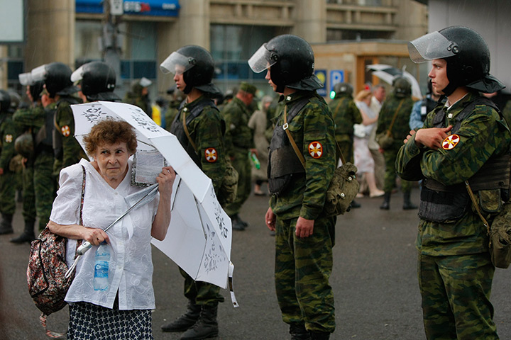 Moscow protests: An elderly woman holds a white umbrella as a symbol of protest