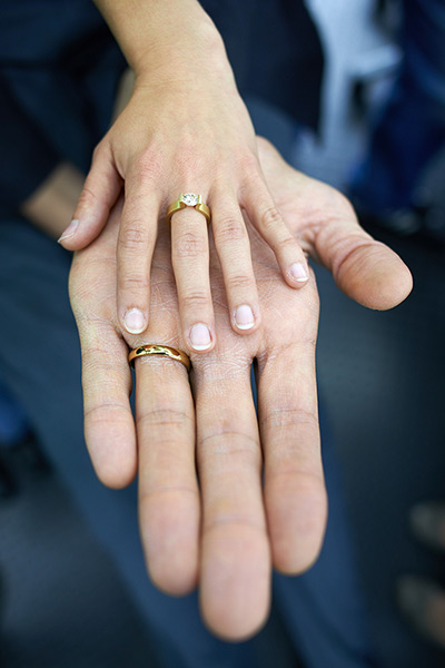 24 hours: Vreden, Germany: Tallest living male's hand at a jewellery company