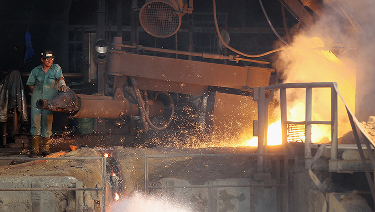 Amazon deforestation : A smelter produces pig iron fired by llegally harvested charcoal