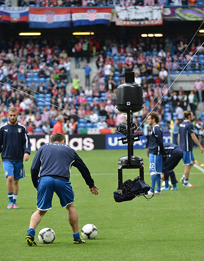 sport: A hung TV camera follows an Italy's nati