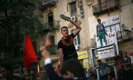 Suprema corte de Egipto disuelve el parlamento y los atentados islamistas Egyptian-protester-008