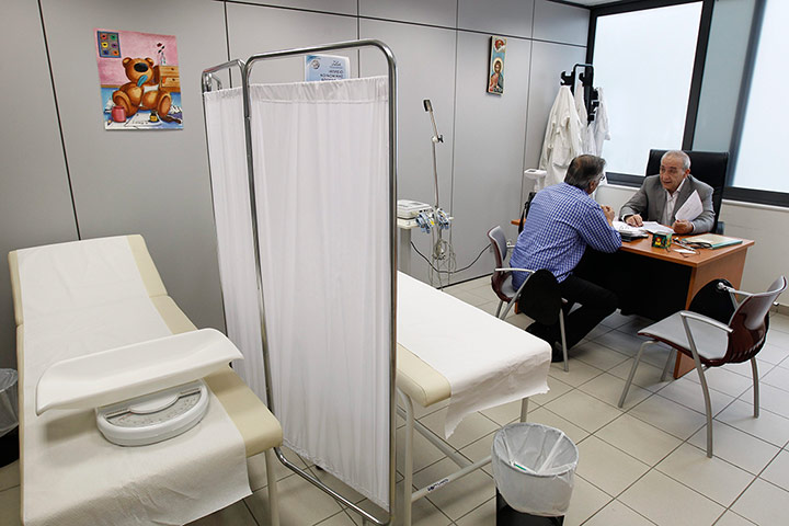 Greece: health system: A patient speaks with a doctor
