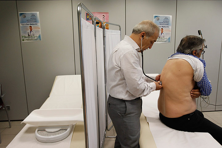 Greece: health system: A doctor examines a patient