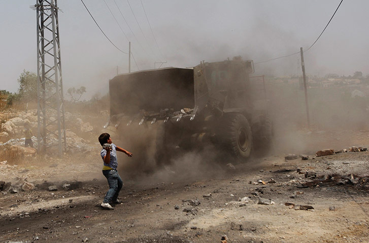 PDL update2 : A Palestinian boy holds a rock