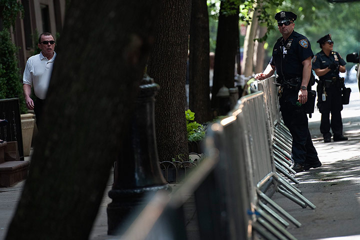 Obama fundriser NYC: Police officers close off the street