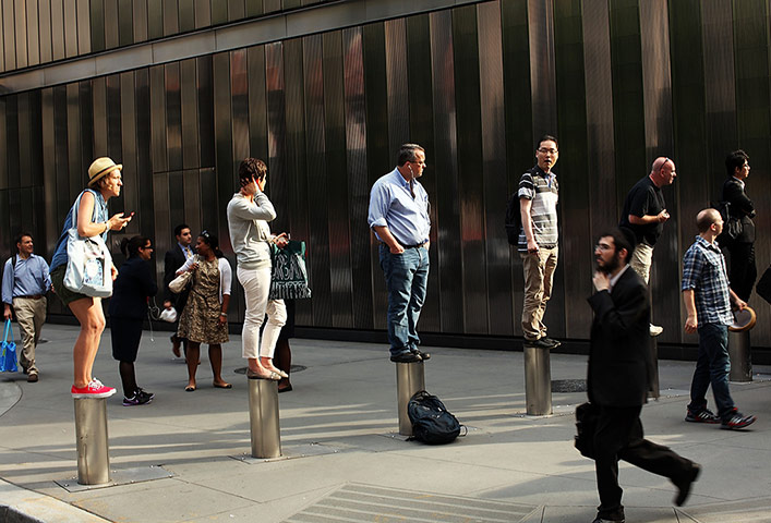 Obama fundriser NYC: Crowds Gather to see Obama 