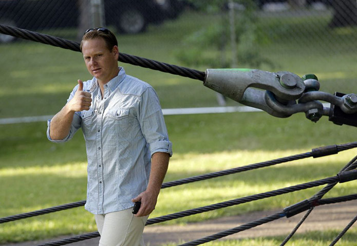 niagara falls tightrope: Nik Wallenda gives the thumbs-up after inspecting the tightrope