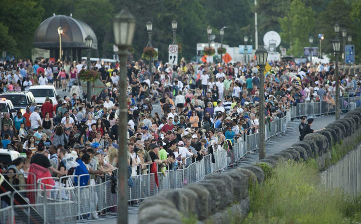 niagara falls tightrope: Spectators wait for the Niagara Falls tightrope walk