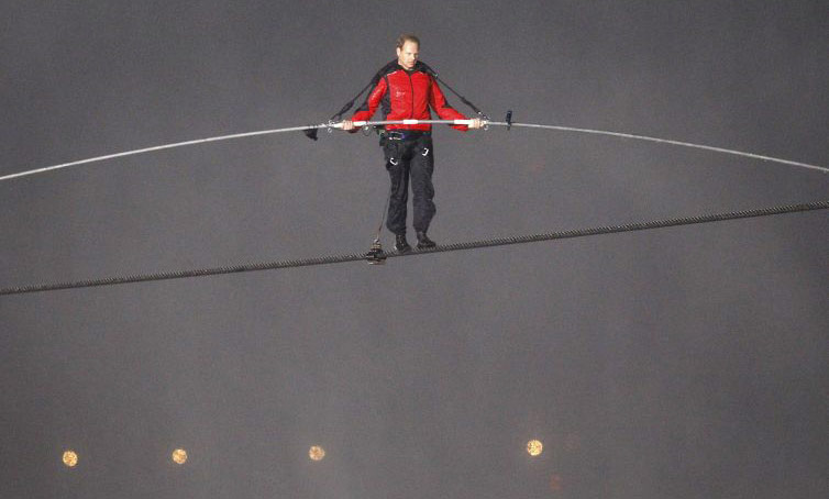 niagara falls tightrope: Nik Wallenda above Niagara Falls on his tightrope walk