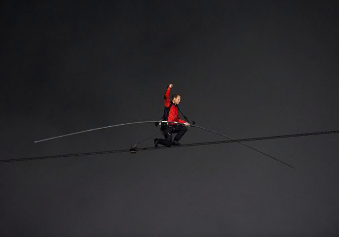 niagara falls tightrope: Kneeling and pumping his fist in the air, Nik Wallenda nears the end