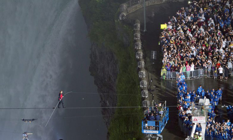 niagara falls tightrope: Nik Wallenda approaches the lifting platform at his walk's end