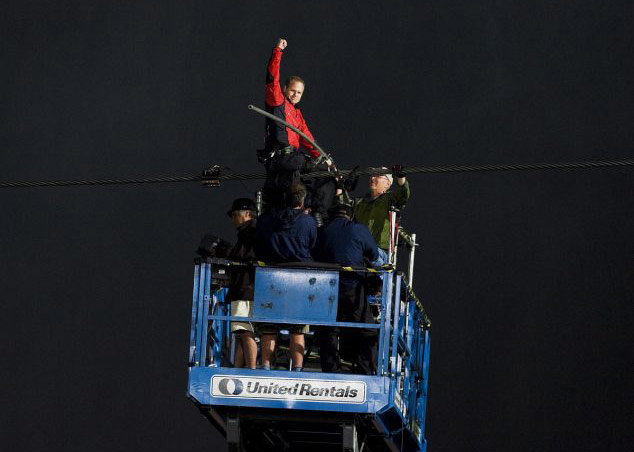 niagara falls tightrope: A triumphant Nik Wallenda pumps his fist in the air after reaching Canada