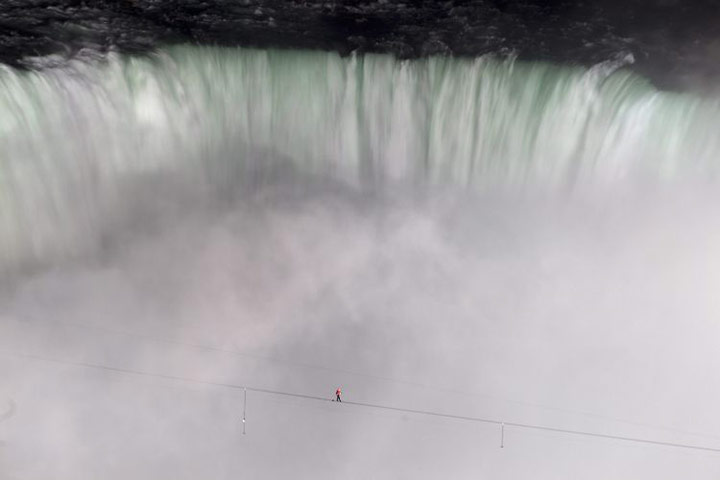 niagara falls tightrope: Nik Wallenda at the middle of his walk across Niagara's Horseshoe Falls