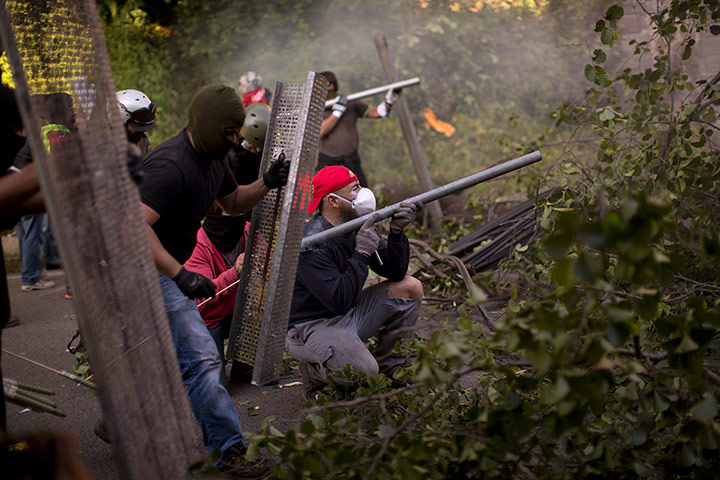 24 Hours: Miners fire rockets at riot police officers near the El Soton mine