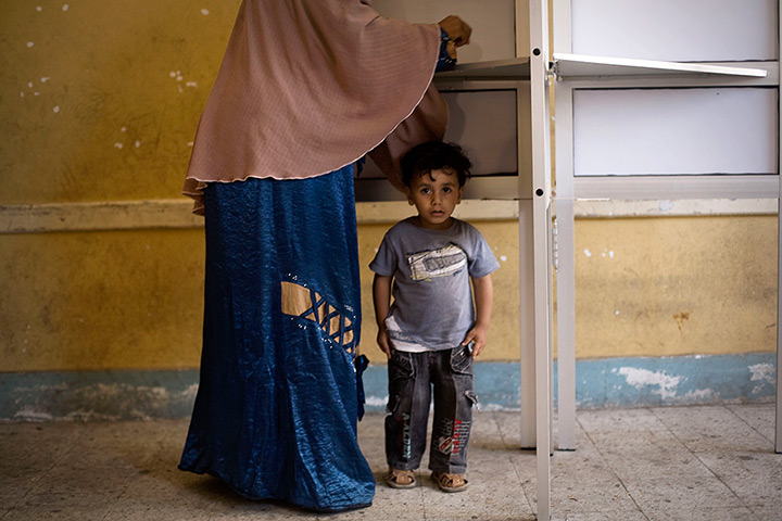 Egypt elections day 2: An Egyptian woman casts her vote in Alexandria