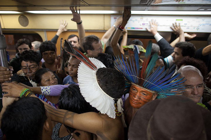 UN Rio+20: Indigenous squeeze into a subway train 