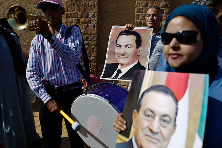 Mubarak Sentencing: Supporters of former Egyptian President Hosni Mubarak hold his pictures