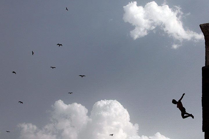 24 Hours: Indian kids dive from rooftops into a water stepwell