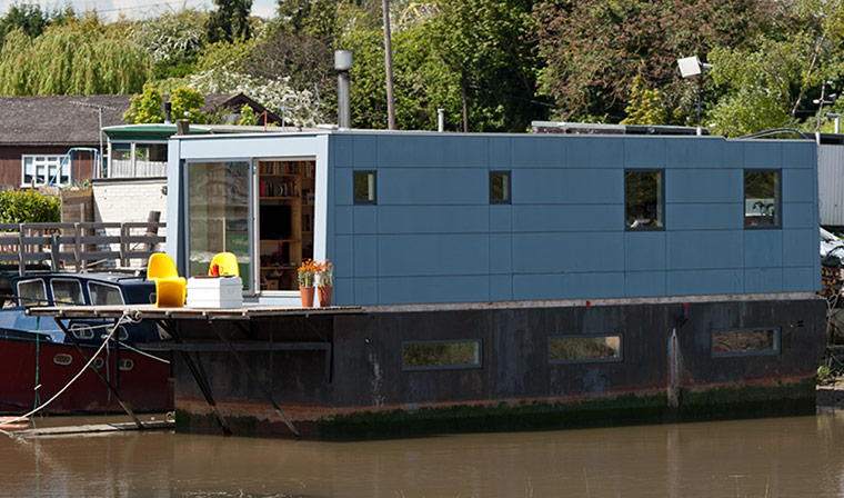 Snooping Around : Kent Houseboat