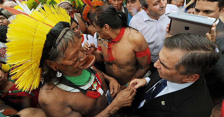 rio+20: Brazilian indigenous chief Raoni (C) of