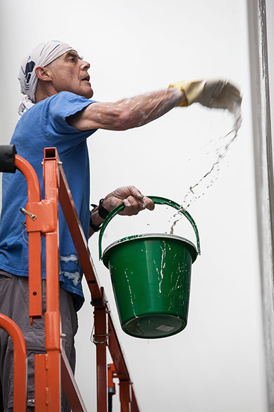 Richard Long : Richard Long at work at The Hepworth