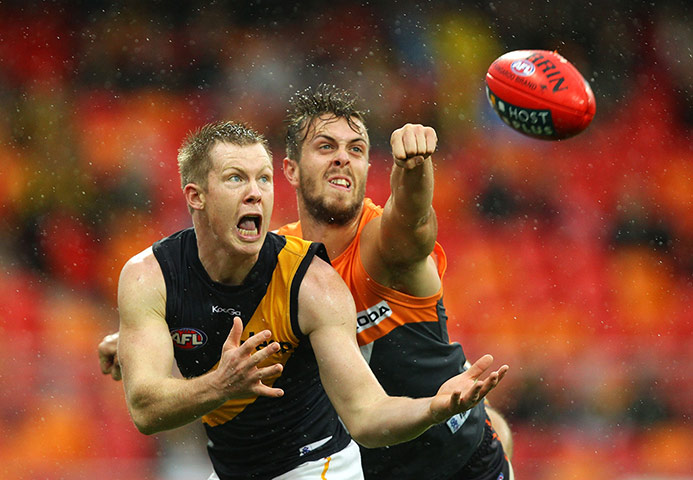 best of the week: Tim Mohr of the Giants challenges Jack Riewoldt of the Tigers