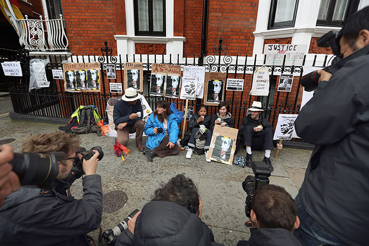 picture desk live update: protesters outside the Ecuadorian embassy 