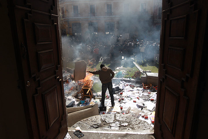 picture desk live update: Police burn documents in La Paz