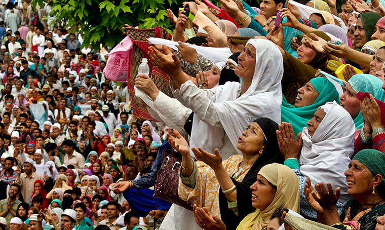 24 hours: Kashmiri Muslims pray in Srinagar, India