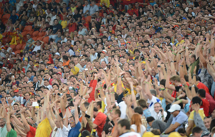 Spain v France 3: Mexican wave