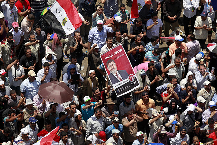 Egypt: Supporters of candidate Mohamed Morsi await the results of the elections
