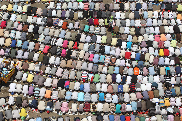 Egypt: Supporters of Mohamed Morsi pray in Tahrir square