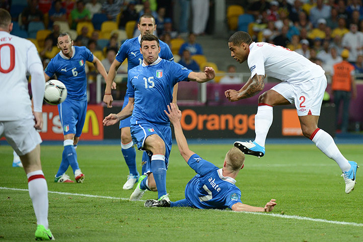 sport3: English defender Glen Johnson (R) shoots