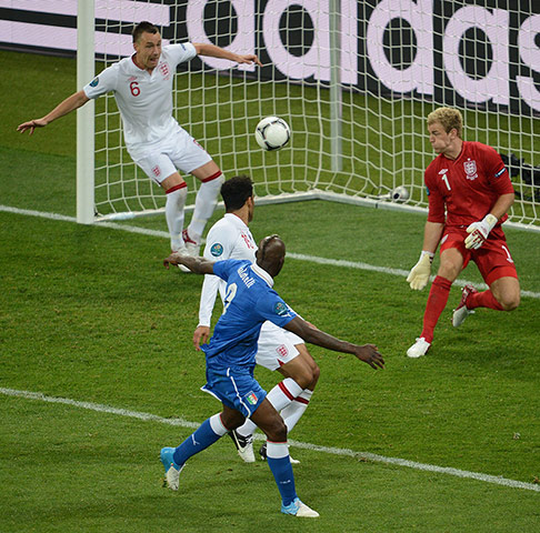 sport10: English goalkeeper Joe Hart (R) and Engl